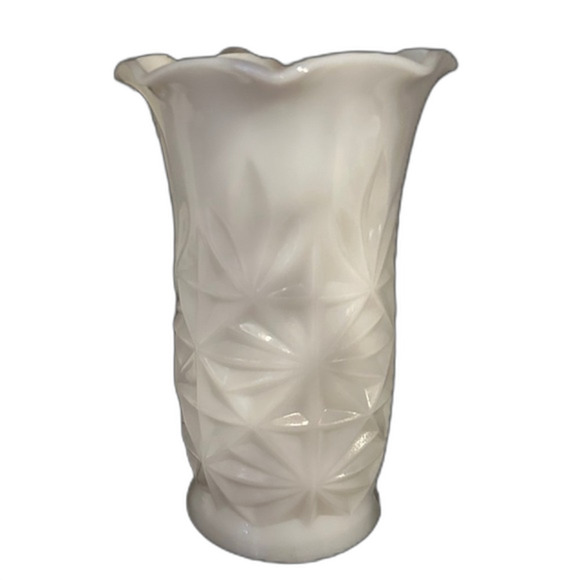 Vintage‎ Hazel Atlas Milk Glass Star Burst Pattern Vase - Picture 1 of 3